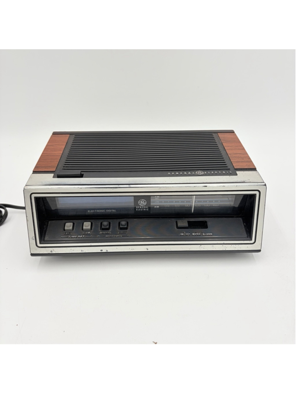 Vintage General Electric AM FM Digital Clock Radio Wood Grain MCM 7-4624A Works